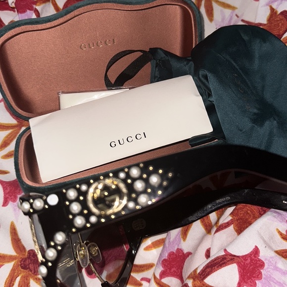 GUCCI rectangular Acetate sunglasses with pearls EXCELLENT CONDITION -AUTHENTIC - Picture 3 of 3